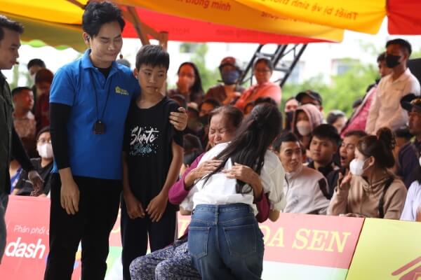 Chế Nguyễn Quỳnh Châu, Hồ Phi Nal bật khóc trước đôi vợ chồng khuyết tật sớm hôm bán vé số nuôi con ăn học