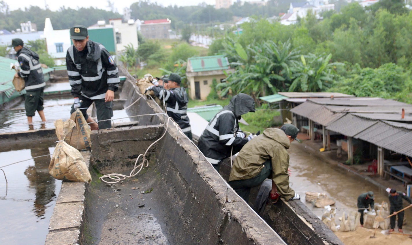 Miền Trung sơ tán hàng trăm nghìn hộ dân tránh bão số 13