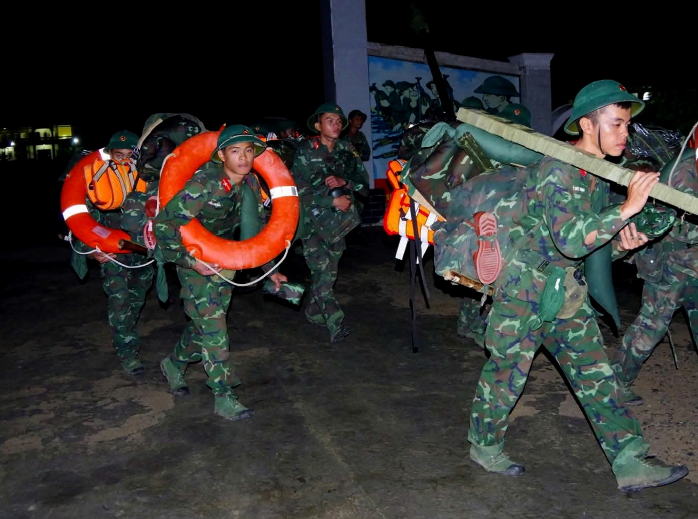 Miền Trung sơ tán hàng trăm nghìn hộ dân tránh bão số 13