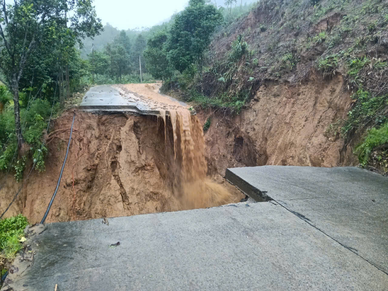 Miền Trung sơ tán hàng trăm nghìn hộ dân tránh bão số 13