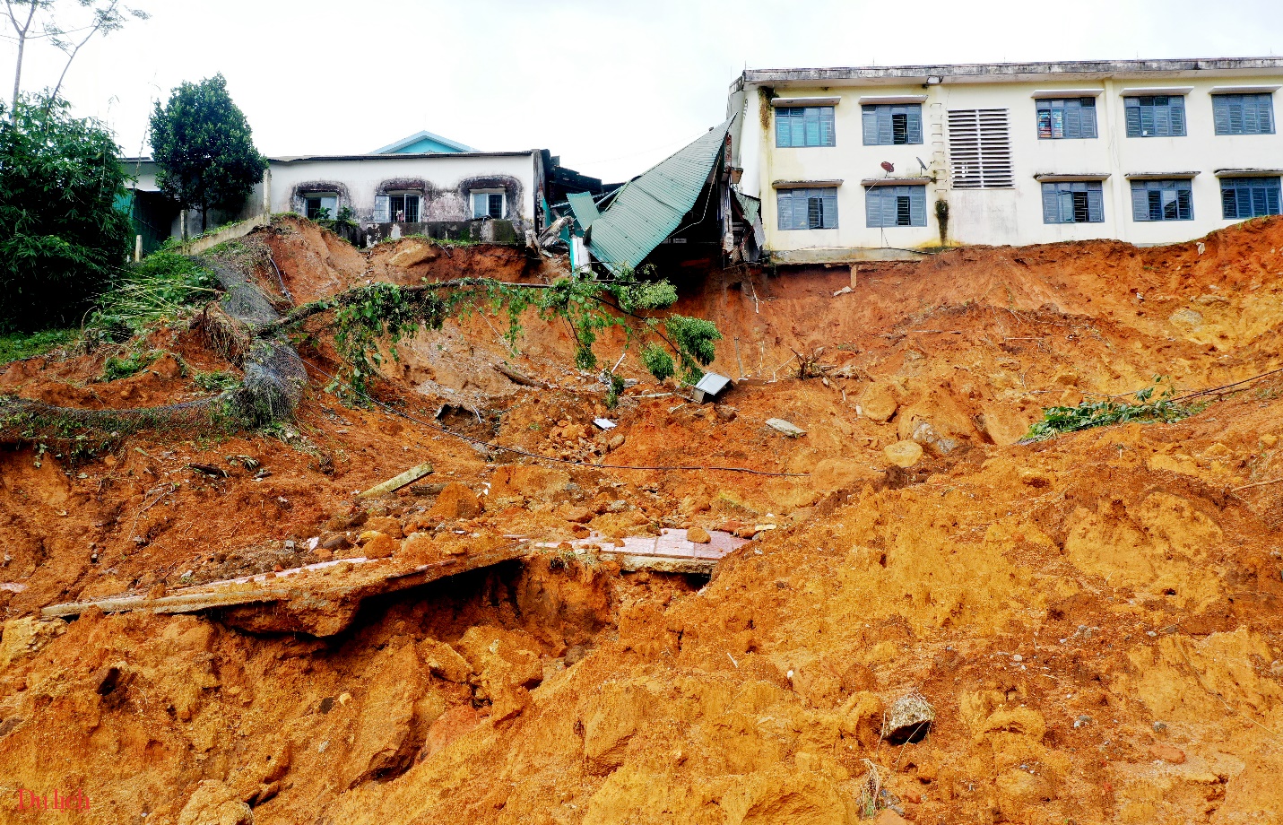 Miền Trung sơ tán hàng trăm nghìn hộ dân tránh bão số 13