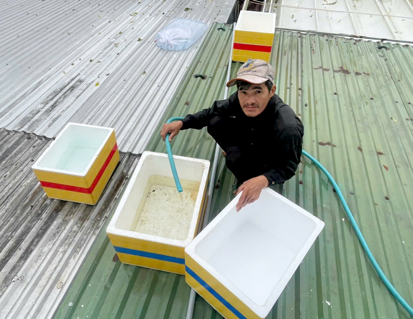 Miền Trung sơ tán hàng trăm nghìn hộ dân tránh bão số 13