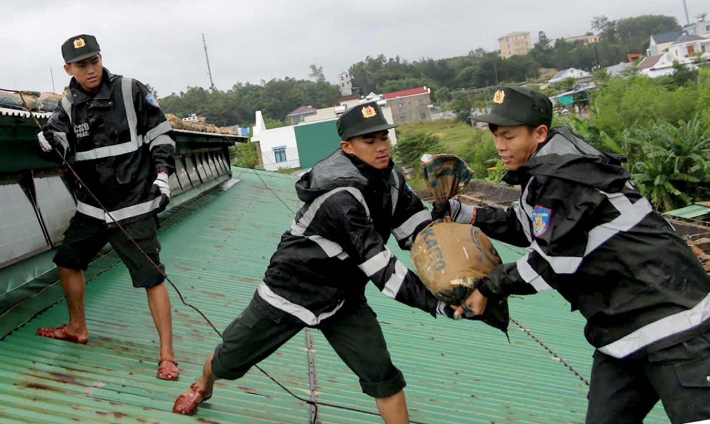 Miền Trung sơ tán hàng trăm nghìn hộ dân tránh bão số 13