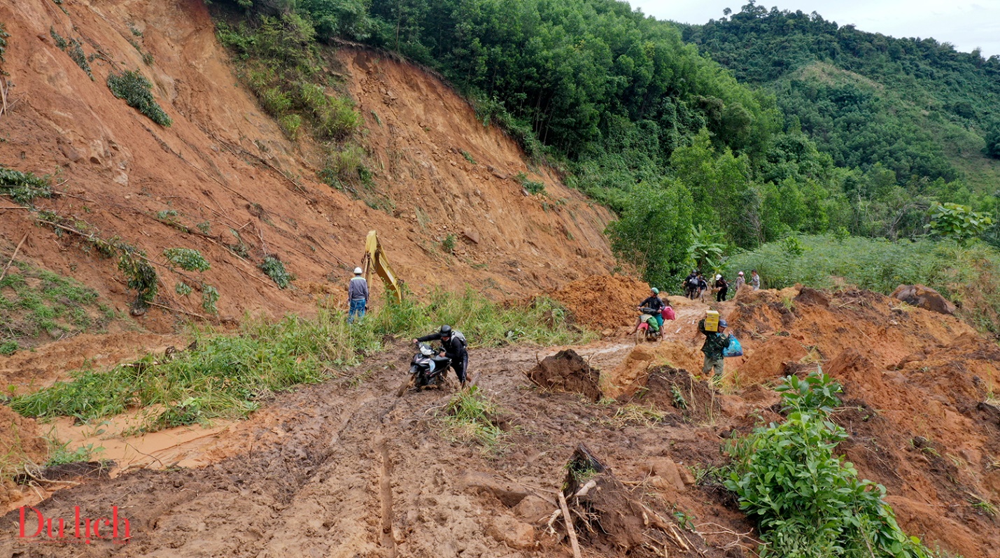 Miền Trung sơ tán hàng trăm nghìn hộ dân tránh bão số 13