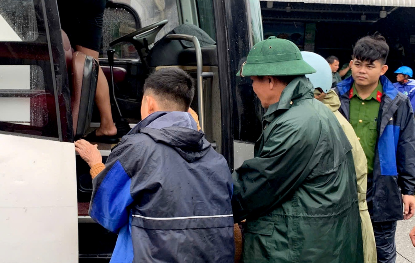 Miền Trung sơ tán hàng trăm nghìn hộ dân tránh bão số 13