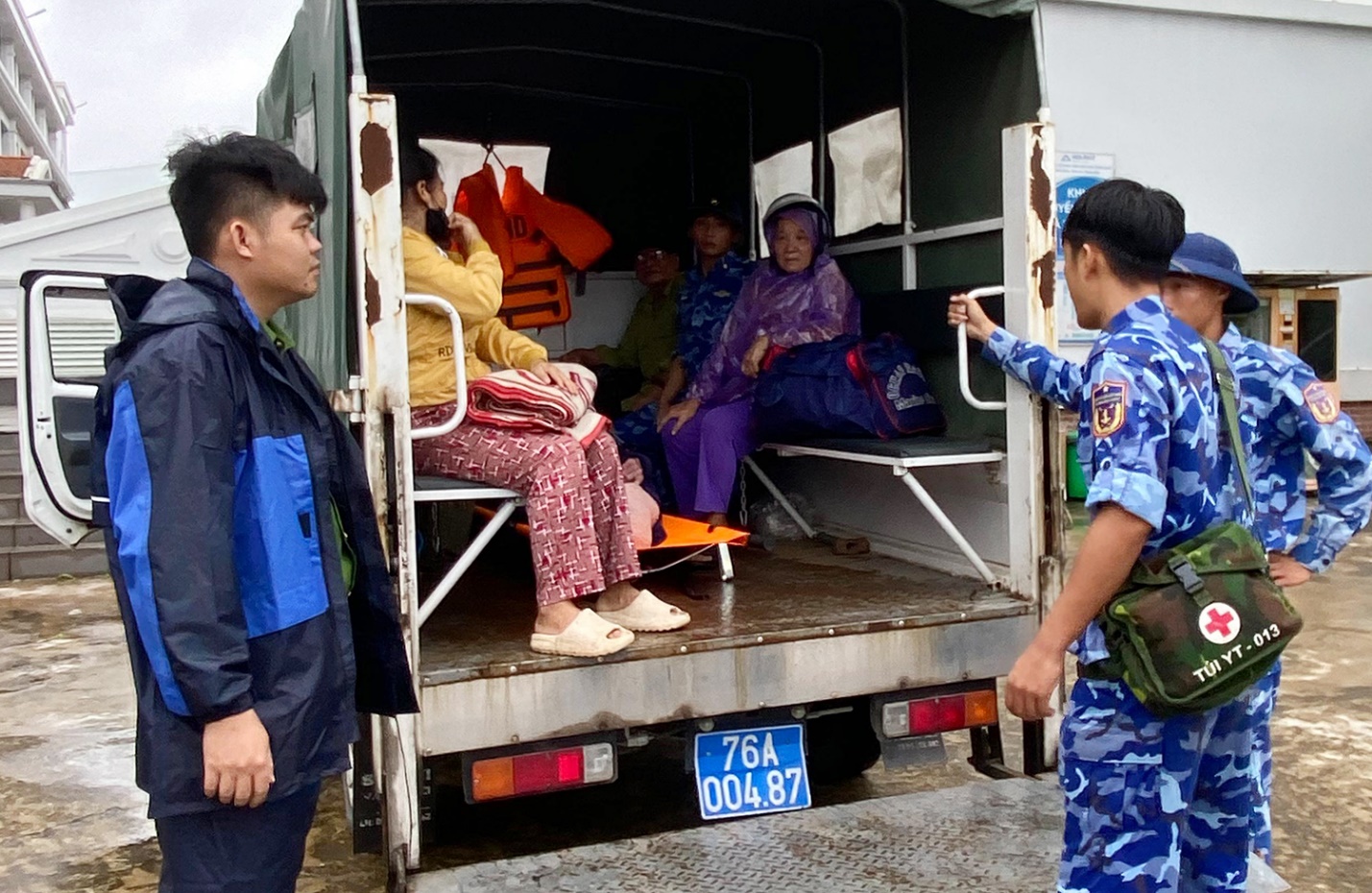 Miền Trung sơ tán hàng trăm nghìn hộ dân tránh bão số 13