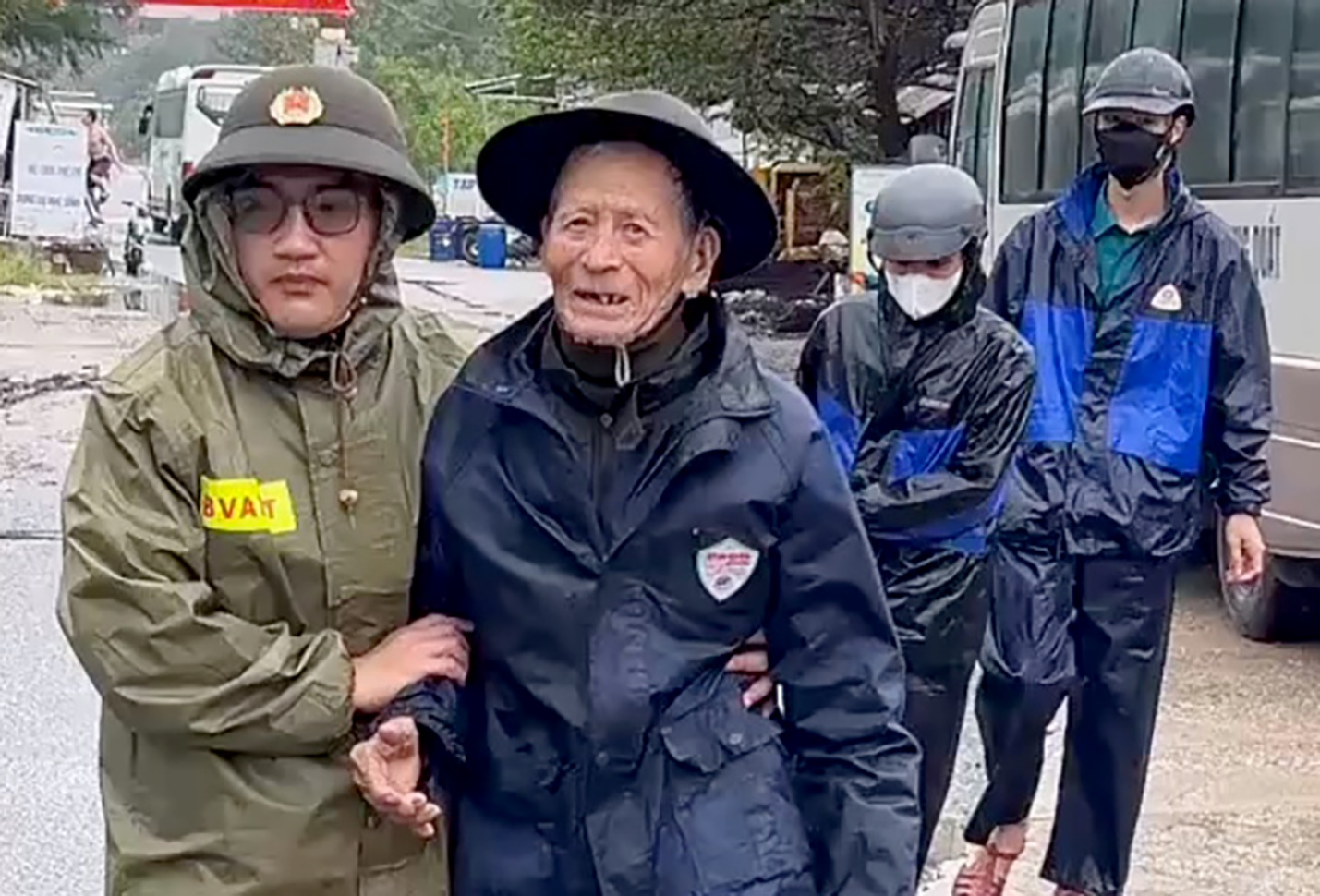 Miền Trung sơ tán hàng trăm nghìn hộ dân tránh bão số 13