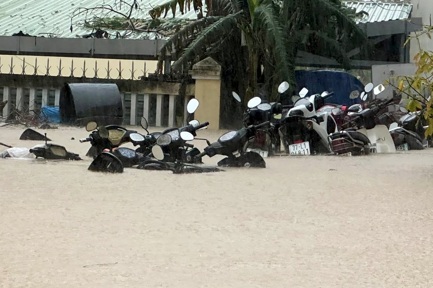 Dồn sức ứng phó với lũ đặc biệt lớn ở Đắk Lắk, lũ khẩn cấp ở Gia Lai