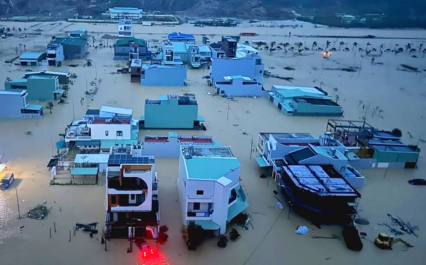 Dồn sức ứng phó với lũ đặc biệt lớn ở Đắk Lắk, lũ khẩn cấp ở Gia Lai