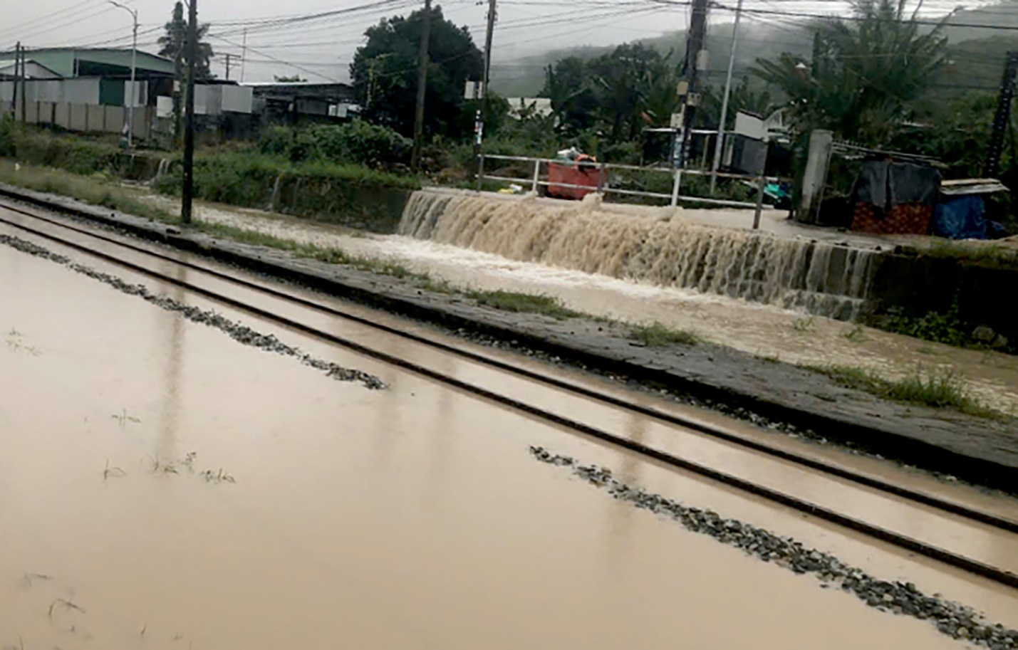 Dồn sức ứng phó với lũ đặc biệt lớn ở Đắk Lắk, lũ khẩn cấp ở Gia Lai