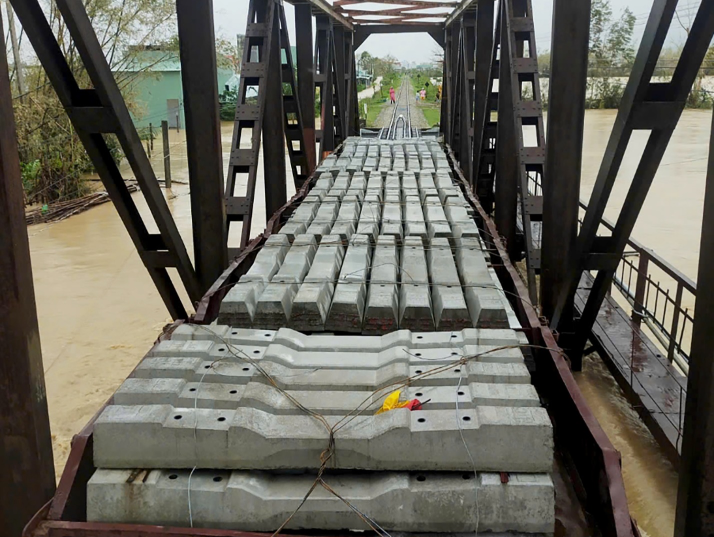 Dồn sức ứng phó với lũ đặc biệt lớn ở Đắk Lắk, lũ khẩn cấp ở Gia Lai