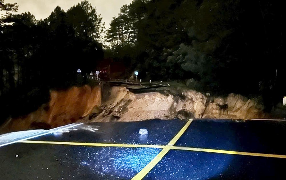 Đèo Mimosa đứt gãy làm đôi, giao thông bị chia cắt