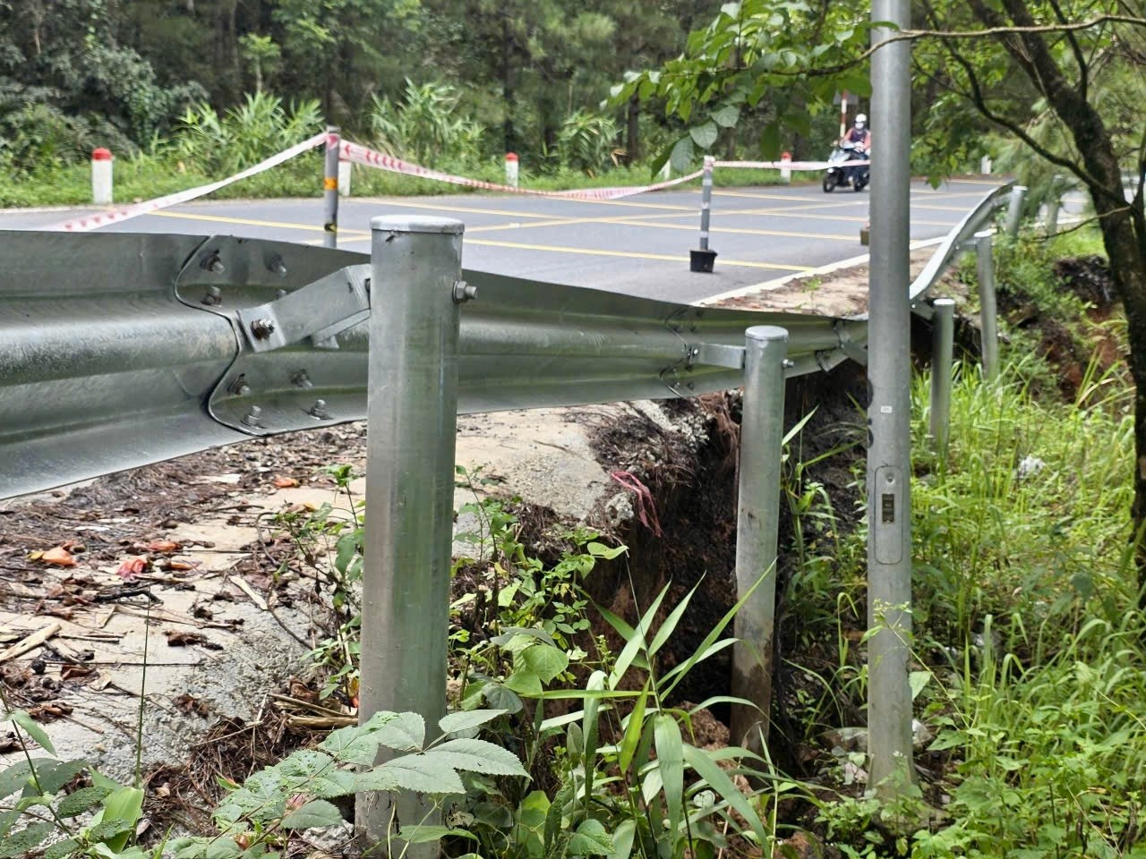 Đèo Mimosa đứt gãy làm đôi, giao thông bị chia cắt