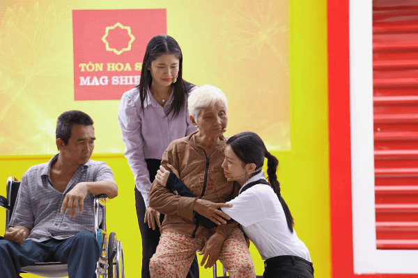 Đại Nghĩa và Lê Hạ Anh nghẹn lòng trước bà cụ tuổi gần 80, đôi tay run rẩy vẫn là trụ cột duy nhất của cả nhà