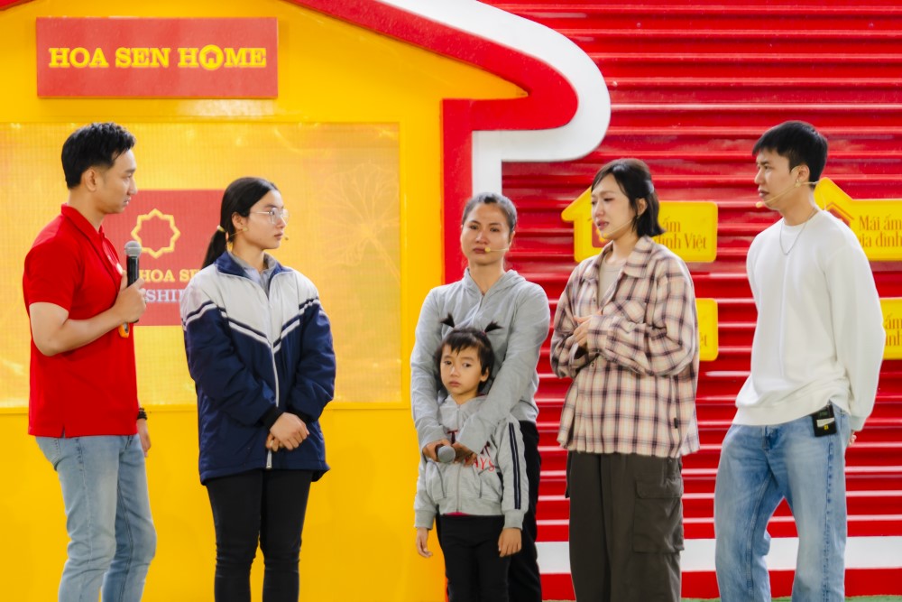 Diệu Nhi khóc nức nở trước cảnh người mẹ trẻ gồng gánh nuôi gia đình 5 người