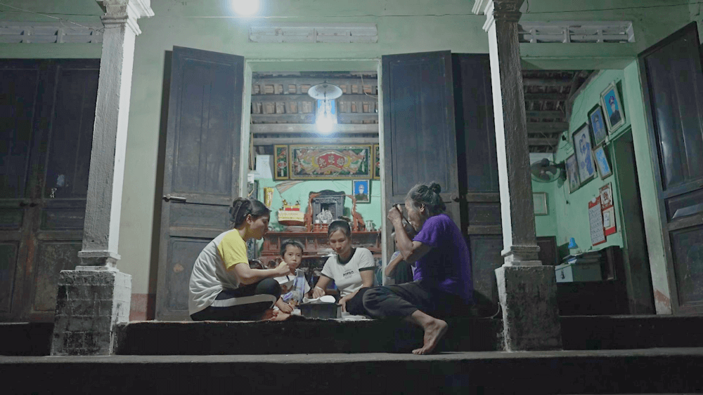 Diệu Nhi khóc nức nở trước cảnh người mẹ trẻ gồng gánh nuôi gia đình 5 người