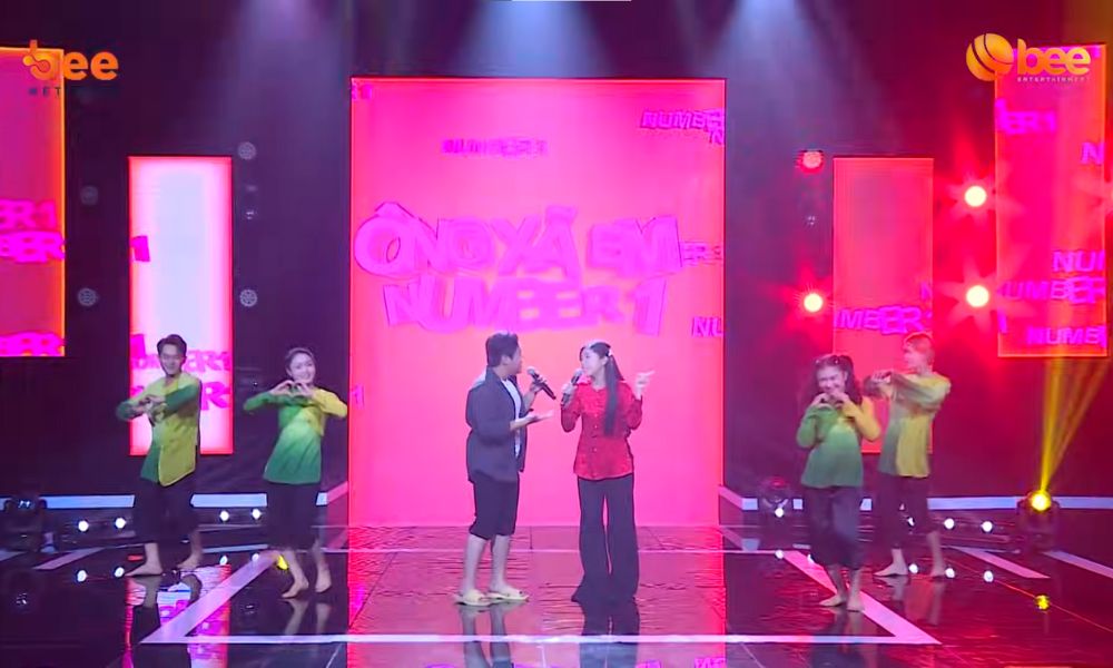 NSƯT Vân Khánh dành tràng pháo tay không ngớt cho phần song ca ăn ý của Hoàng Thái và ca, nhạc sĩ Bảo Kun 