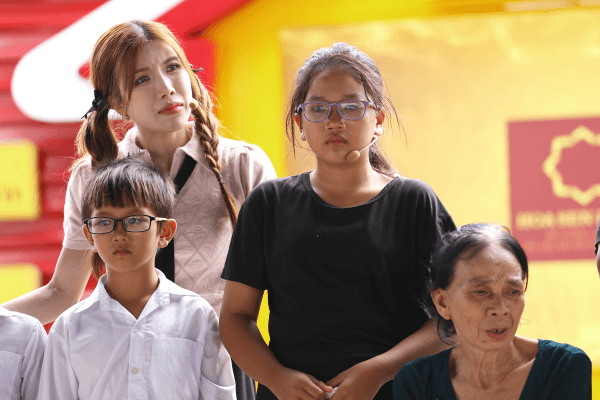 Lâm Hùng xúc động nhắc tuổi thơ mồ côi cha trong chương trình Mái ấm gia đình Việt