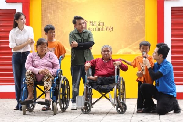 Chế Nguyễn Quỳnh Châu, Hồ Phi Nal bật khóc trước đôi vợ chồng khuyết tật sớm hôm bán vé số nuôi con ăn học