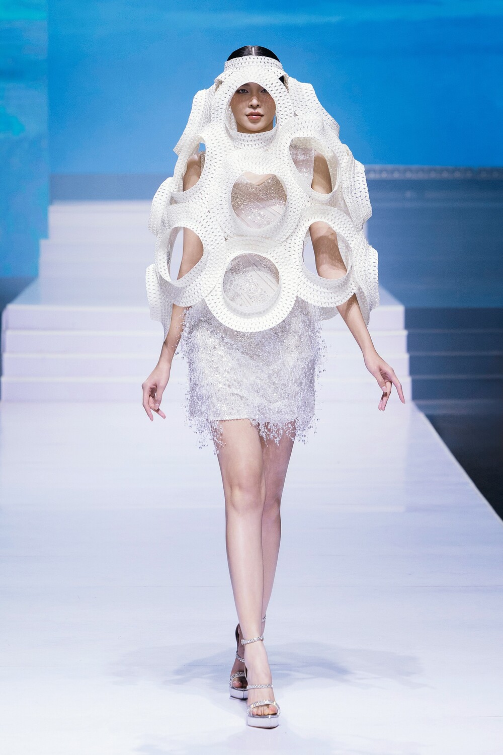 Hoa hậu Thanh Thủy đẹp trong trẻo trên sàn diễn khi đảm nhận vị trí vedette