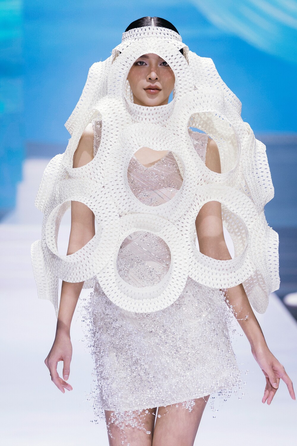 Hoa hậu Thanh Thủy đẹp trong trẻo trên sàn diễn khi đảm nhận vị trí vedette