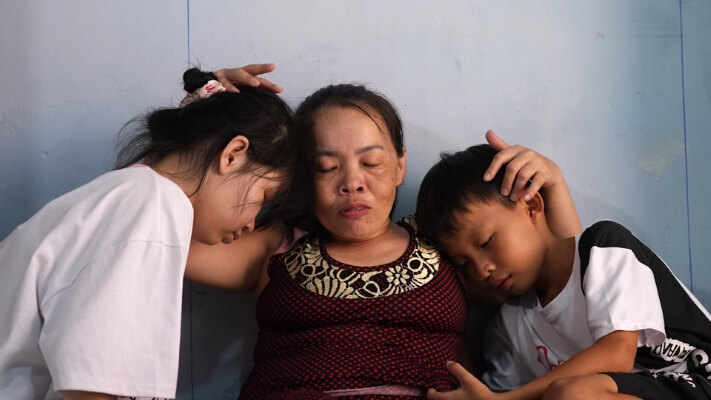 Đại Nghĩa và Lê Hạ Anh nghẹn lòng trước bà cụ tuổi gần 80, đôi tay run rẩy vẫn là trụ cột duy nhất của cả nhà