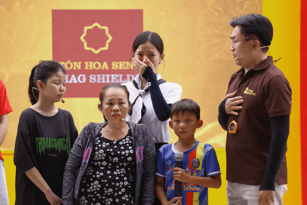 Đại Nghĩa và Lê Hạ Anh nghẹn lòng trước bà cụ tuổi gần 80, đôi tay run rẩy vẫn là trụ cột duy nhất của cả nhà