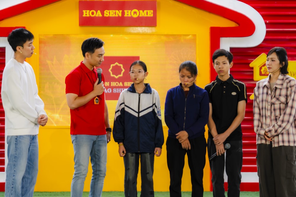 Diệu Nhi khóc nức nở trước cảnh người mẹ trẻ gồng gánh nuôi gia đình 5 người