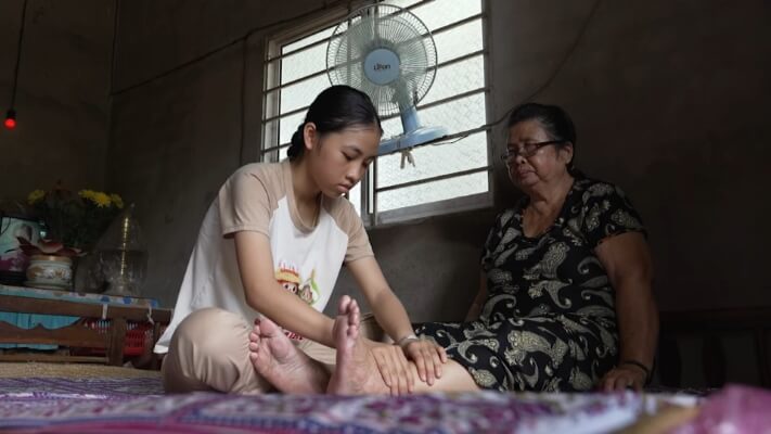 Lâm Hùng và Trang Pháp chi gần 100 triệu đồng hỗ trợ các hoàn cảnh khó khăn