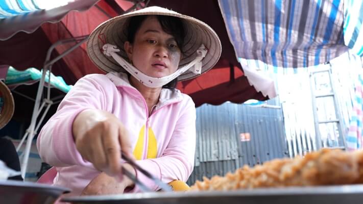 Quách Tuấn Du xúc động nhớ tuổi thơ đi bán bánh dạo, đồng cảm với cô bé mồ côi ở “Mái ấm gia đình Việt”