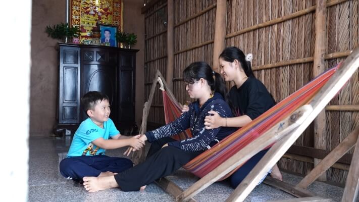 Quách Tuấn Du xúc động nhớ tuổi thơ đi bán bánh dạo, đồng cảm với cô bé mồ côi ở “Mái ấm gia đình Việt”