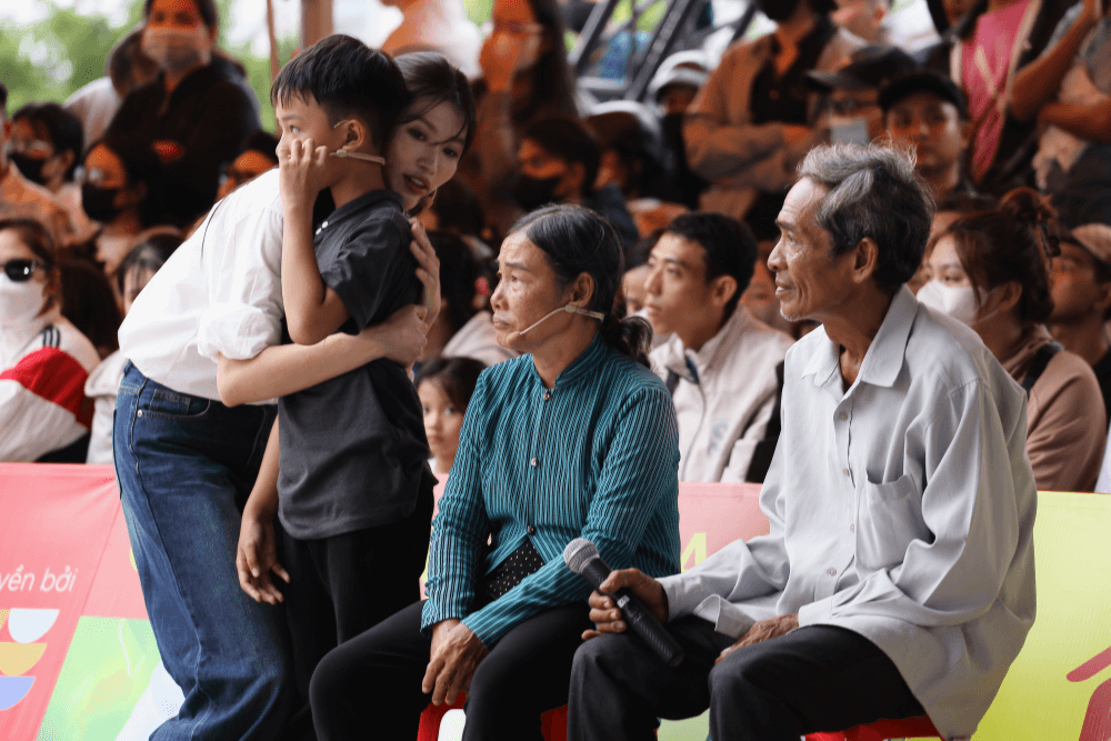 Chế Nguyễn Quỳnh Châu và ca sĩ Hồ Phi Nal góp sức mang về 100 triệu đồng cho trẻ em mồ côi