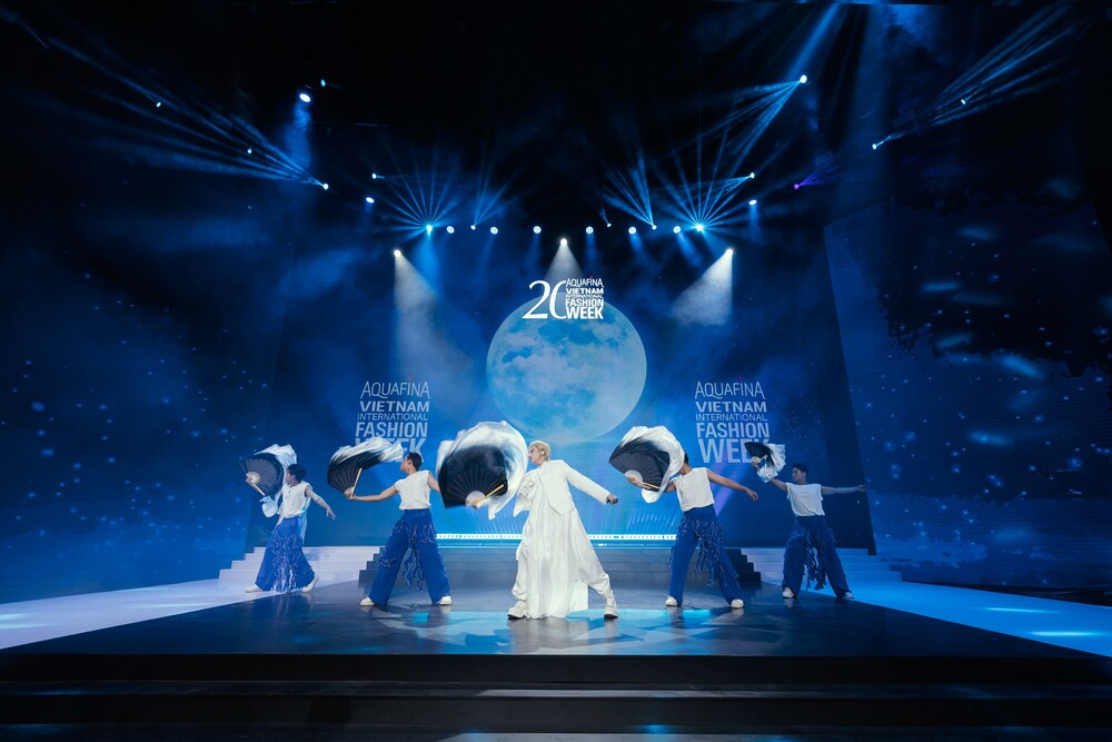 Hoa hậu Thanh Thủy đẹp trong trẻo trên sàn diễn khi đảm nhận vị trí vedette