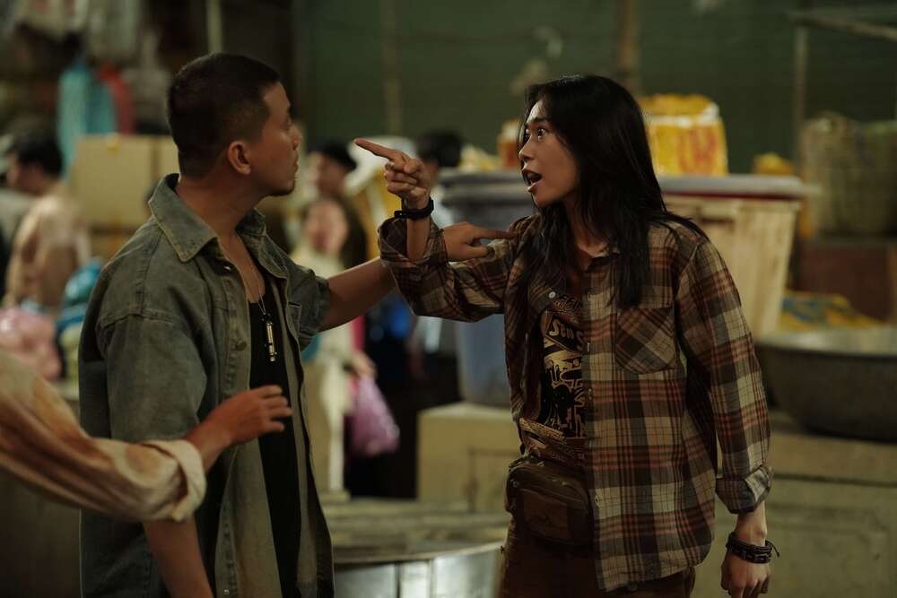 Nguyên Thảo tát bạn diễn đỏ mặt, suýt gặp sự cố khi đua xe chở Quang Tuấn và Ma Ran Đô