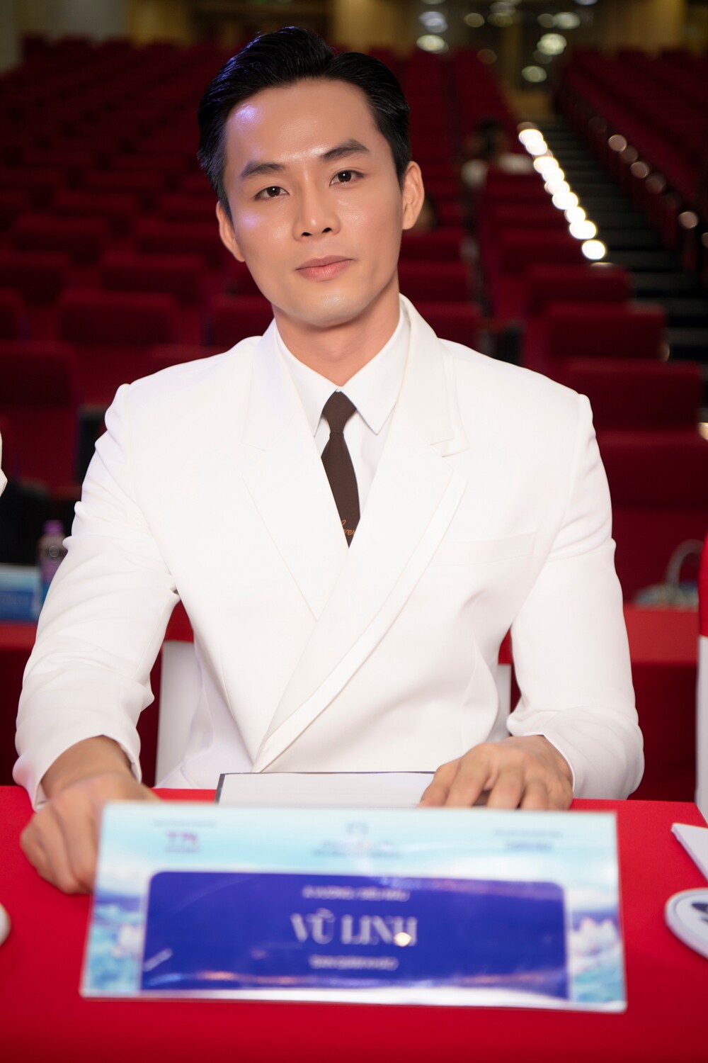 Hoa hậu Quế Anh diện áo dài trắng, chấm thi sơ khảo Hoa hậu Sinh viên Hòa bình Việt Nam 2025