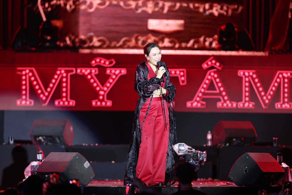 Ca sĩ Hoàng Dũng thăng hoa với loạt bản hit, biển người hoà giọng tại phố đi bộ