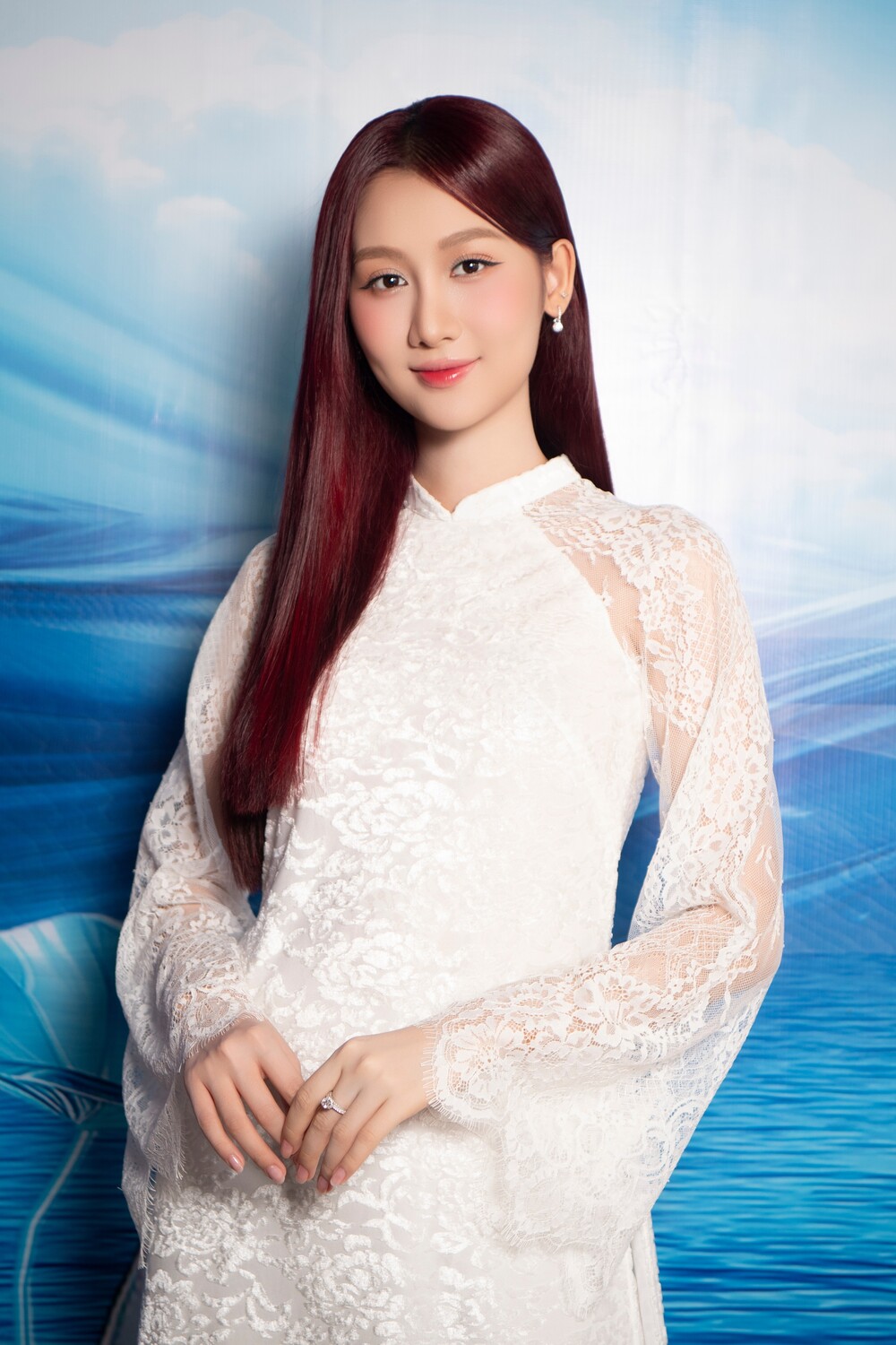 Hoa hậu Quế Anh diện áo dài trắng, chấm thi sơ khảo Hoa hậu Sinh viên Hòa bình Việt Nam 2025