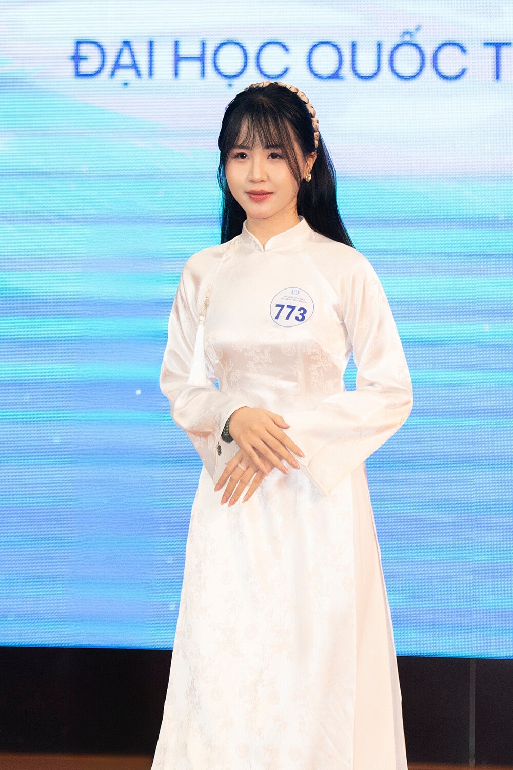 Hoa hậu Quế Anh diện áo dài trắng, chấm thi sơ khảo Hoa hậu Sinh viên Hòa bình Việt Nam 2025