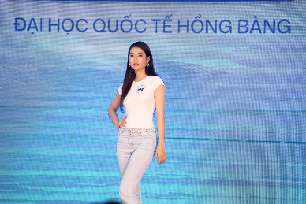 Hoa hậu Quế Anh diện áo dài trắng, chấm thi sơ khảo Hoa hậu Sinh viên Hòa bình Việt Nam 2025