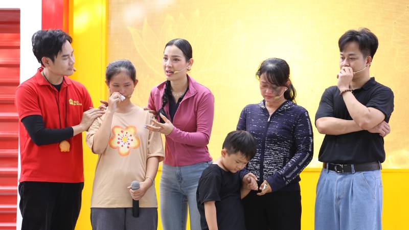 Quách Tuấn Du xúc động nhớ tuổi thơ đi bán bánh dạo, đồng cảm với cô bé mồ côi ở “Mái ấm gia đình Việt”