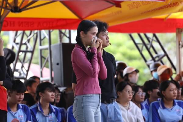 Quách Tuấn Du xúc động nhớ tuổi thơ đi bán bánh dạo, đồng cảm với cô bé mồ côi ở “Mái ấm gia đình Việt”