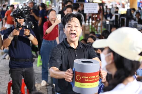 Quách Tuấn Du xúc động nhớ tuổi thơ đi bán bánh dạo, đồng cảm với cô bé mồ côi ở “Mái ấm gia đình Việt”