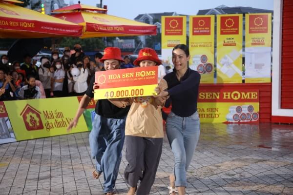 Quách Tuấn Du xúc động nhớ tuổi thơ đi bán bánh dạo, đồng cảm với cô bé mồ côi ở “Mái ấm gia đình Việt”