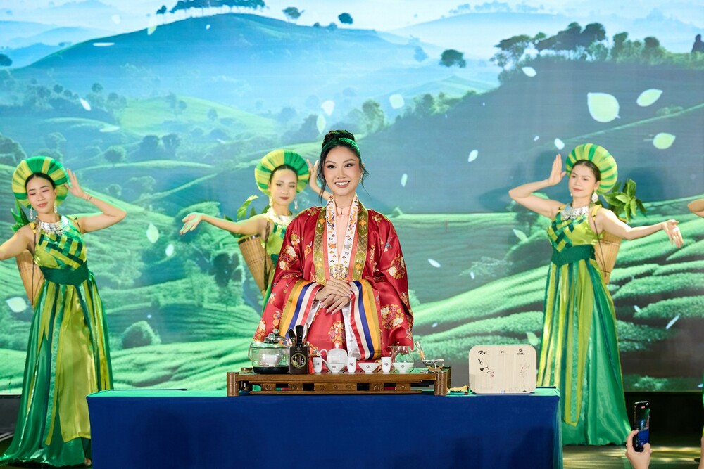 Hoa hậu Phương Linh mang Carnival Costume lấy cảm hứng từ "Cá chép hóa rồng" đến Miss Cosmo 2025