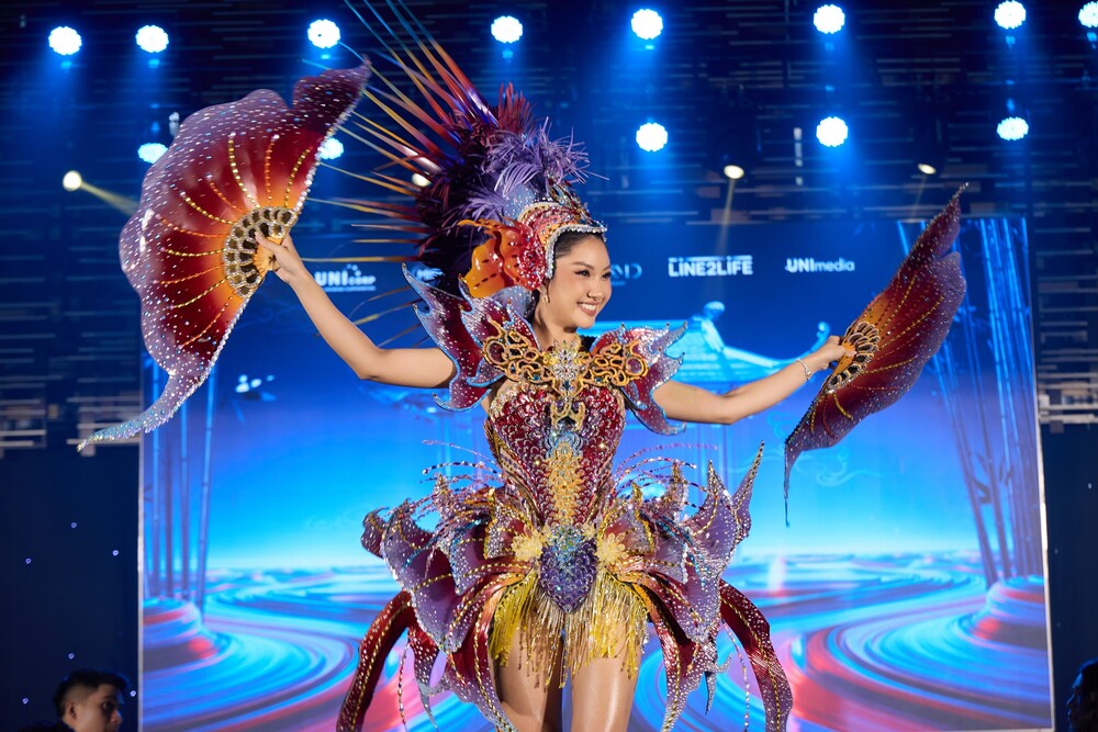 Hoa hậu Phương Linh mang Carnival Costume lấy cảm hứng từ "Cá chép hóa rồng" đến Miss Cosmo 2025