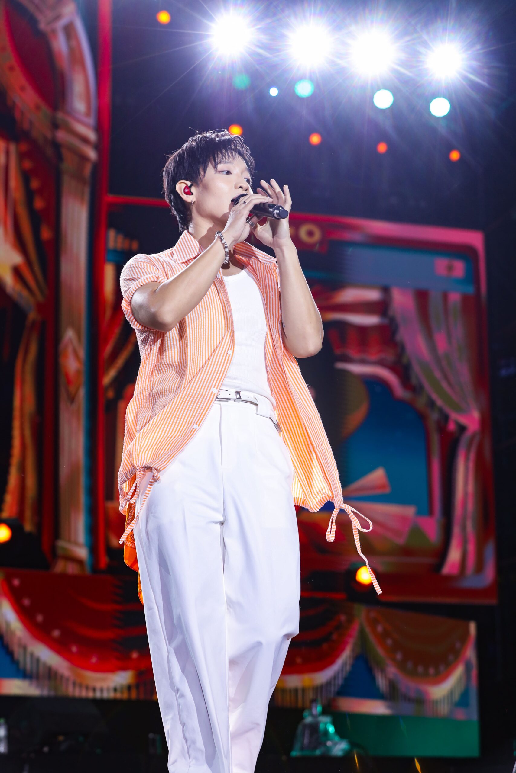 Ca sĩ Hoàng Dũng thăng hoa với loạt bản hit, biển người hoà giọng tại phố đi bộ