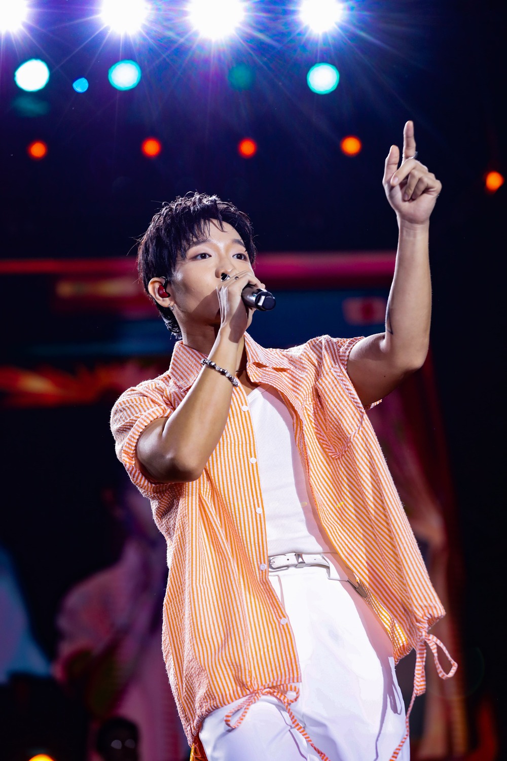 Ca sĩ Hoàng Dũng thăng hoa với loạt bản hit, biển người hoà giọng tại phố đi bộ