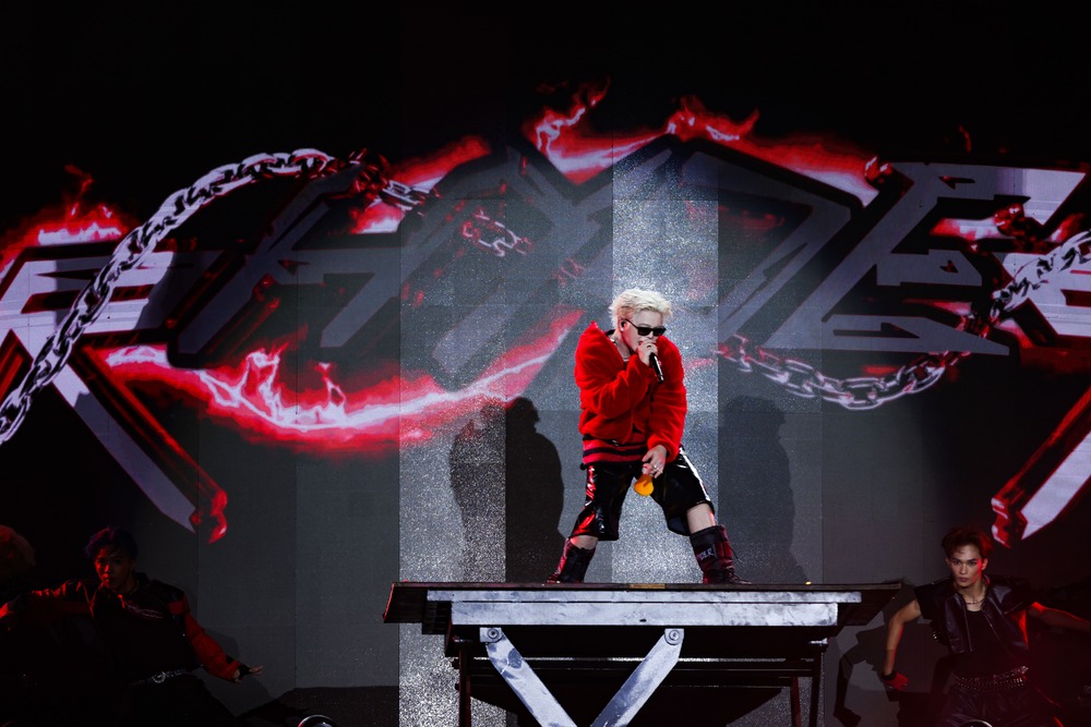 Ca sĩ Hoàng Dũng thăng hoa với loạt bản hit, biển người hoà giọng tại phố đi bộ