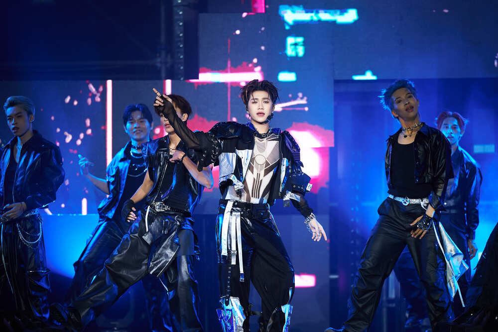 CAPTAIN BOY bị RHYDER “đánh úp” trong mini concert đầu tiên “Mặt chạm mặt” 