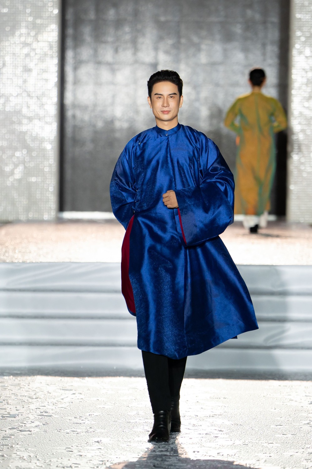 Tăng Phúc mặc áo dài, hát "Mình cưới nhau nha" tại Vietnam Heritage Áo Dài Fest 